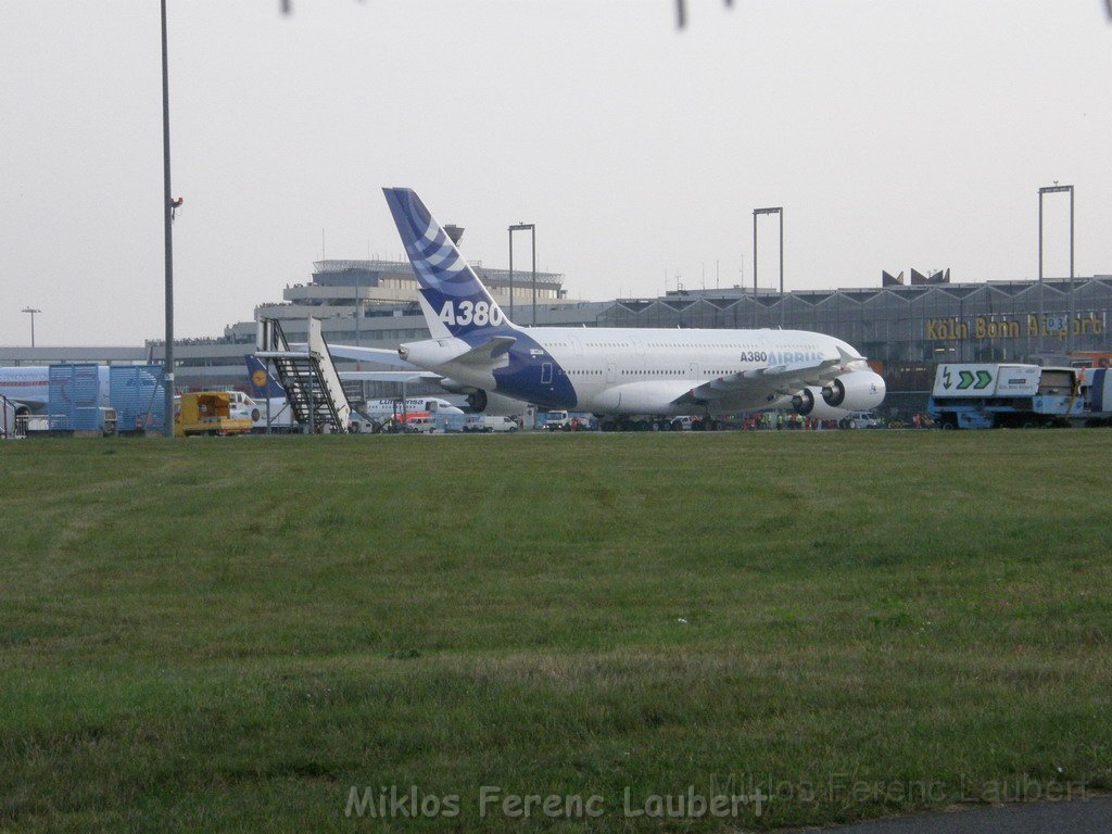 Warten auf den Airbus 380 Koeln Bonn P347.JPG